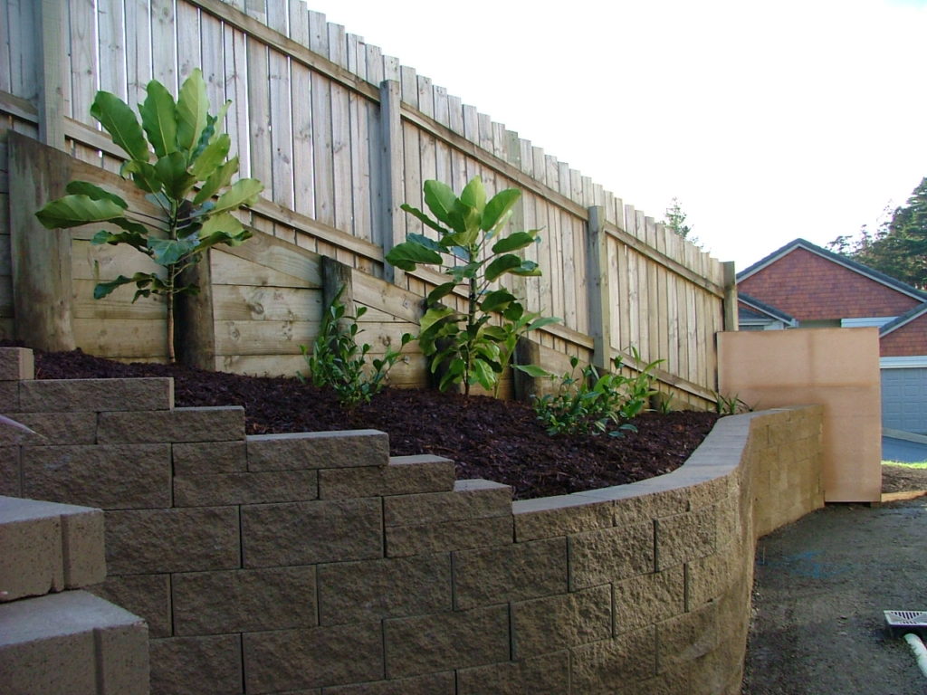Retaining walls and planters - It's Grass