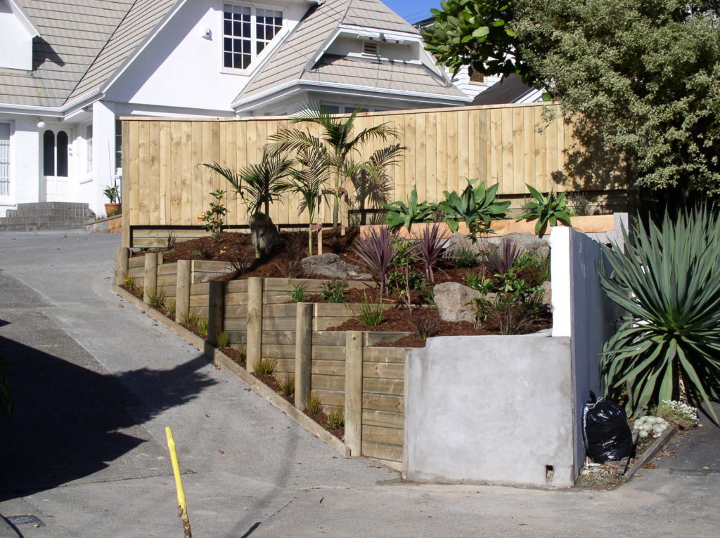 Retaining walls and planters - It's Grass